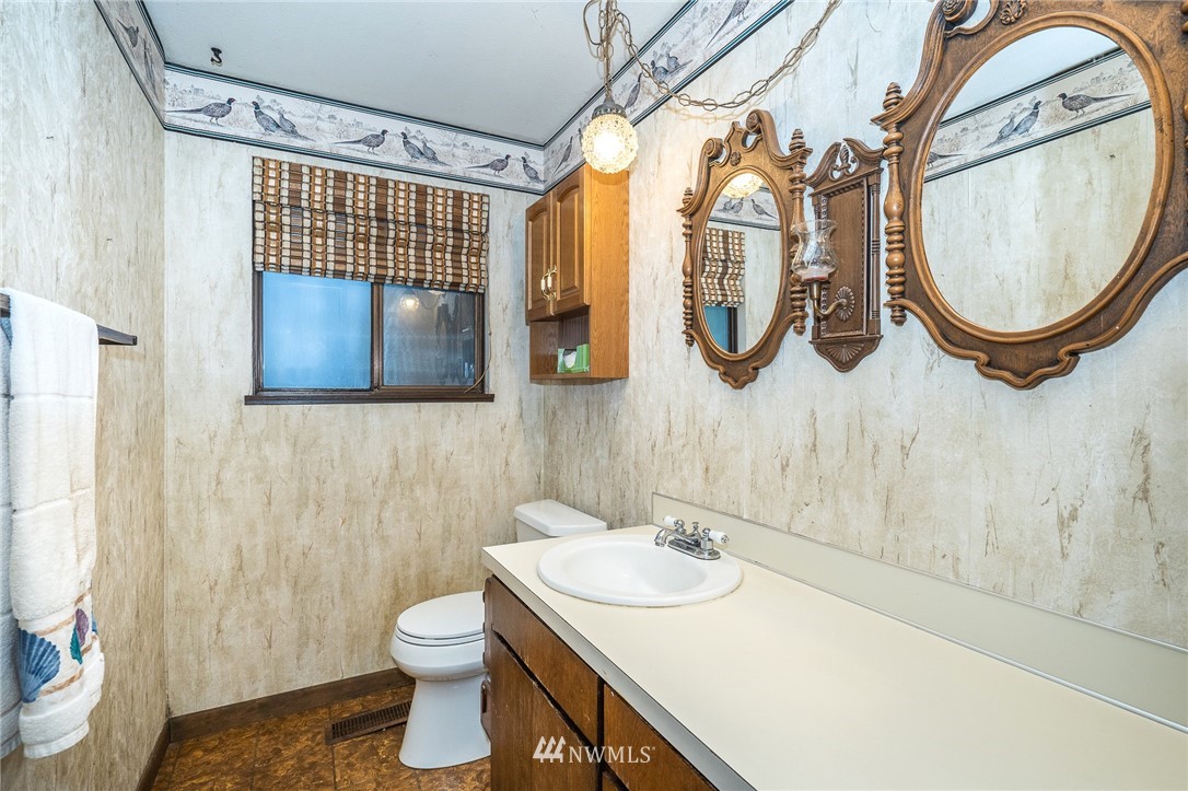 191 Tingle Road Winlock, WA 98596 - Photo 21 of 39 a bathroom with a toilet sink and mirror