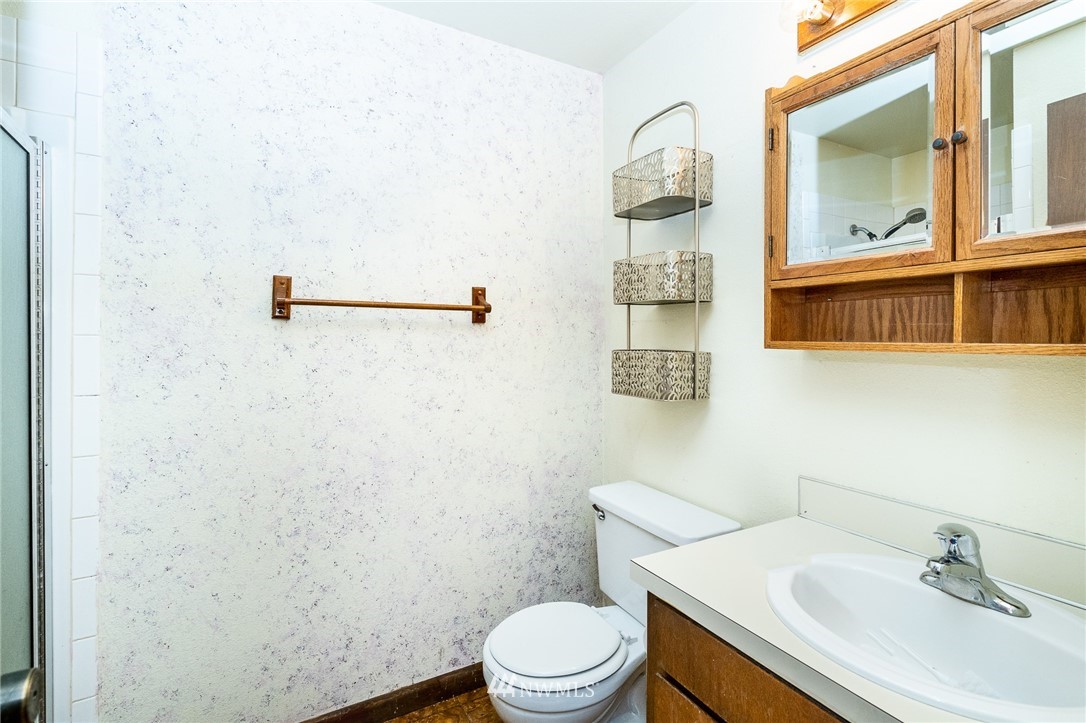 191 Tingle Road Winlock, WA 98596 - Photo 24 of 39 a bathroom with a sink a toilet and shower