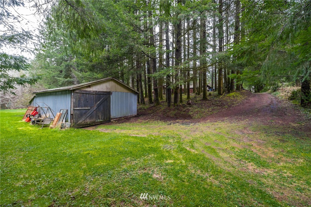 191 Tingle Road Winlock, WA 98596 - Photo 29 of 39 a backyard of a house with table and chairs