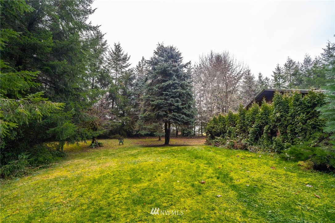 191 Tingle Road Winlock, WA 98596 - Photo 32 of 39 a swimming pool with an outdoor space and seating area