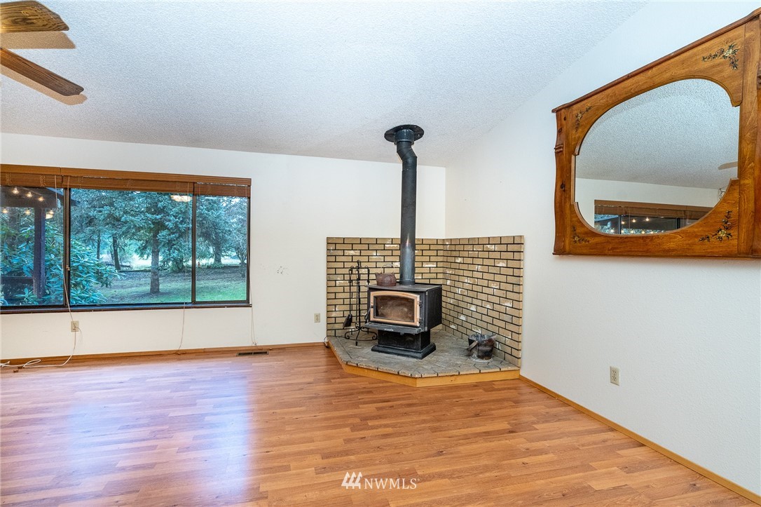 191 Tingle Road Winlock, WA 98596 - Photo 9 of 39 a view of a living room and a balcony