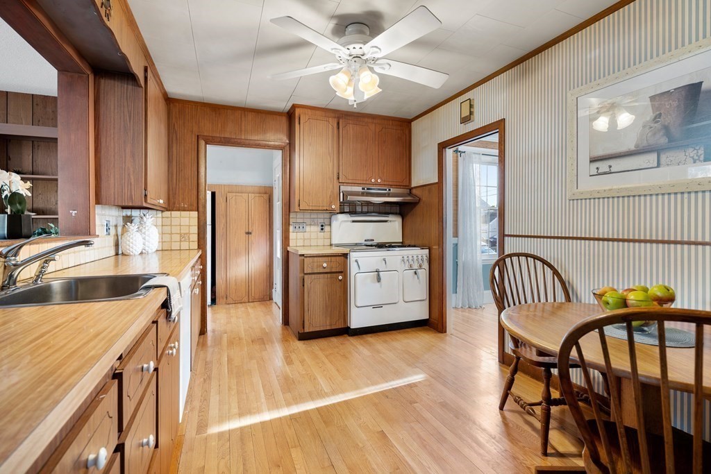 27 Pickwick Road Marblehead, MA 01945 - Photo 8 of 28