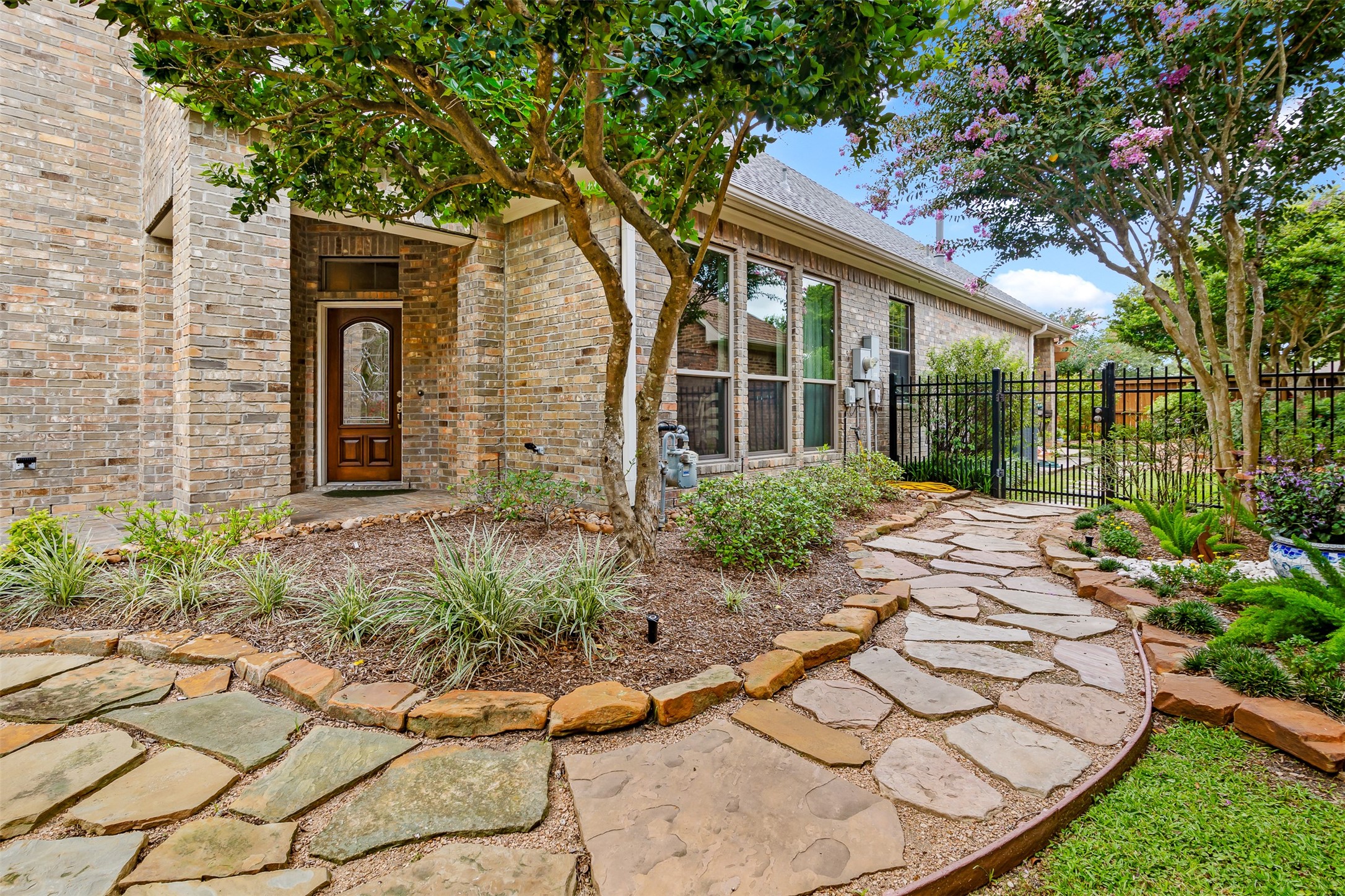 19507 Remington Manor Street Spring, TX 77379 - Photo 31 of 33 View of the flagstone walkway set in crushed granite to the backyard.