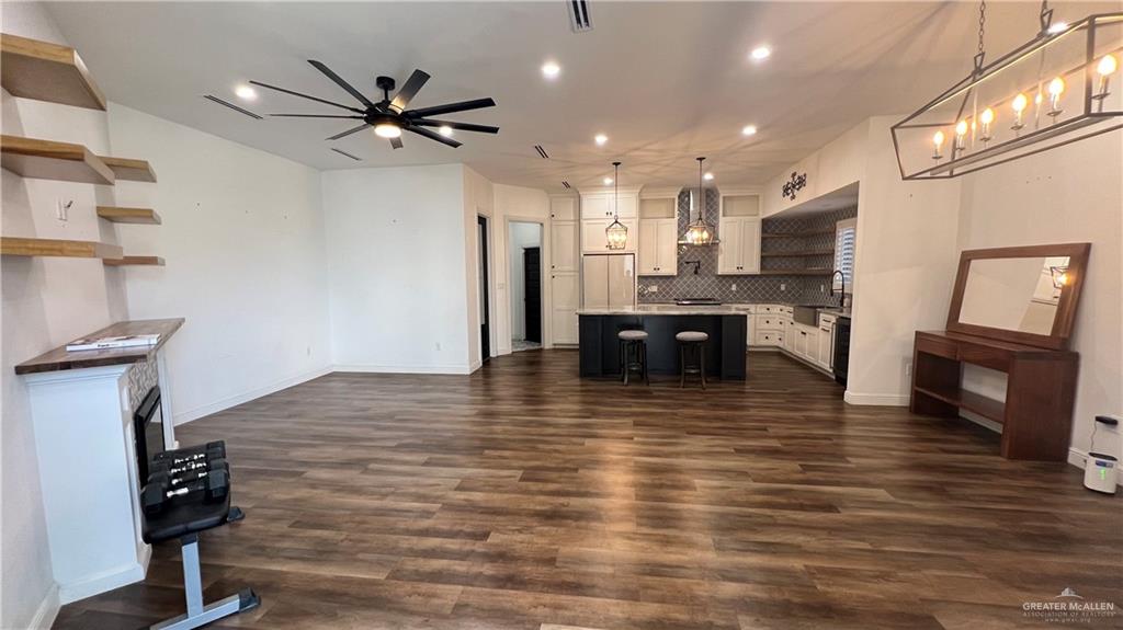 433 Redbud Avenue McAllen, TX 78504 - Photo 2 of 11 a view of a living room