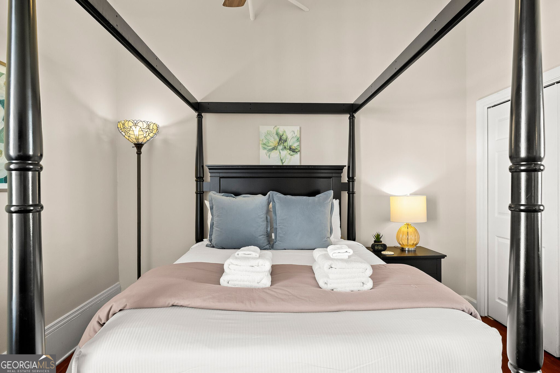 105 Whitaker Street, Unit 302 Savannah, GA 31401 - Photo 34 of 39 a bedroom with a bed and lamps