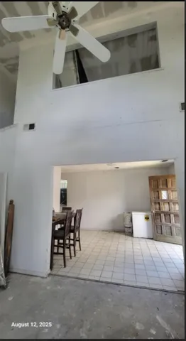 a view of a backyard