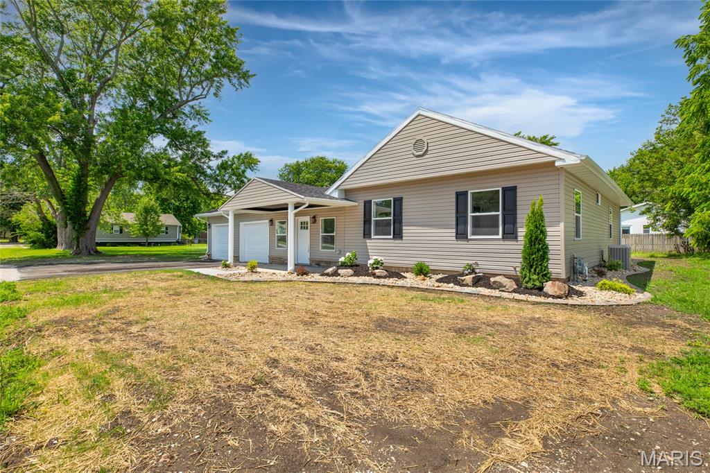 503 West Chestnut Street Gillespie, IL 62033 - Photo 2 of 41
