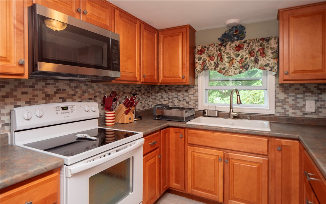 44 Stage Coach Road Portsmouth, RI 02871 - Photo 13 of 45 Dishwasher and microwave are less than 1 year old