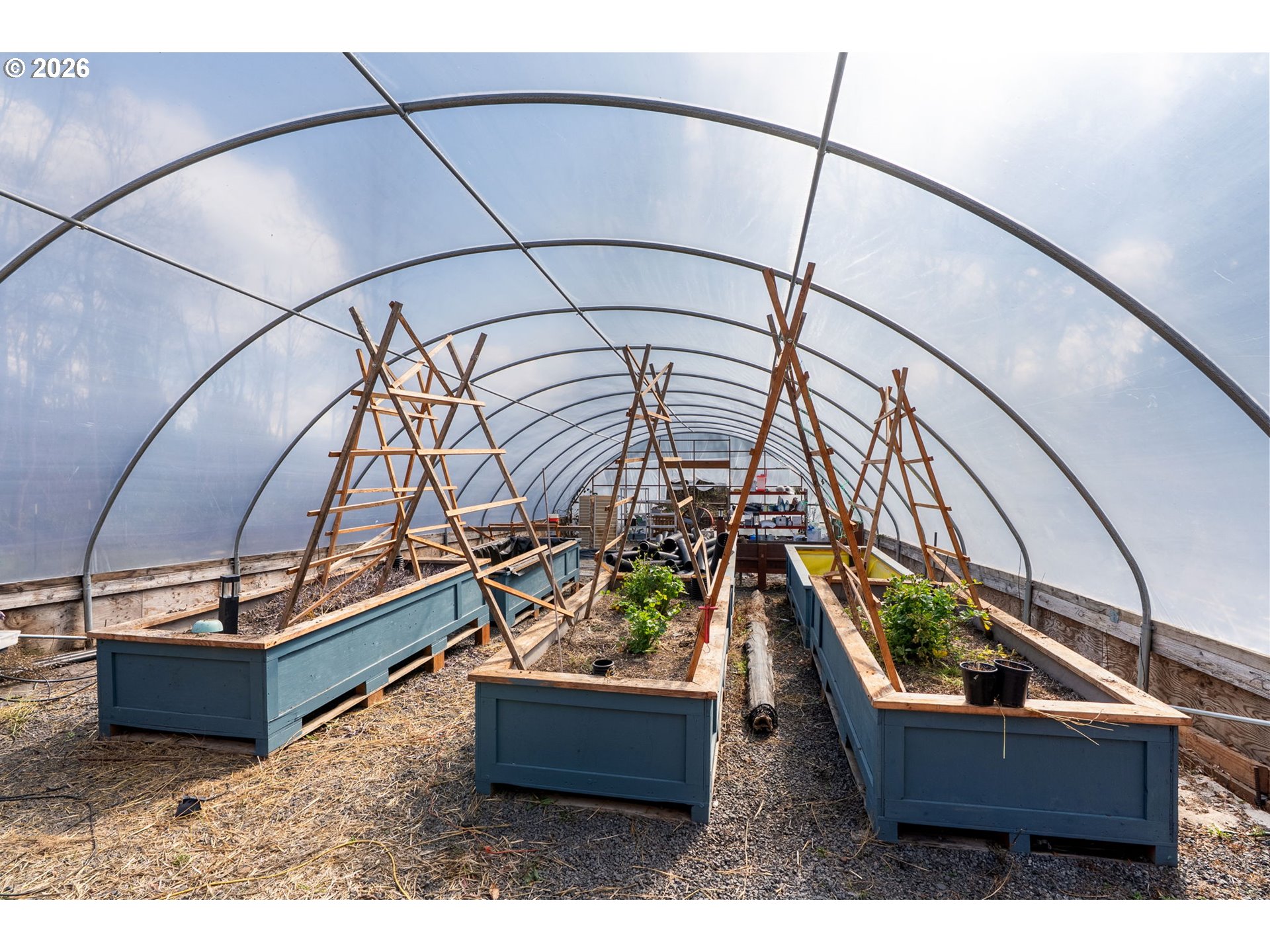 92 Rancho Del Oro Road Stevenson, WA 98648 - Photo 42 of 45 a living room with a couch