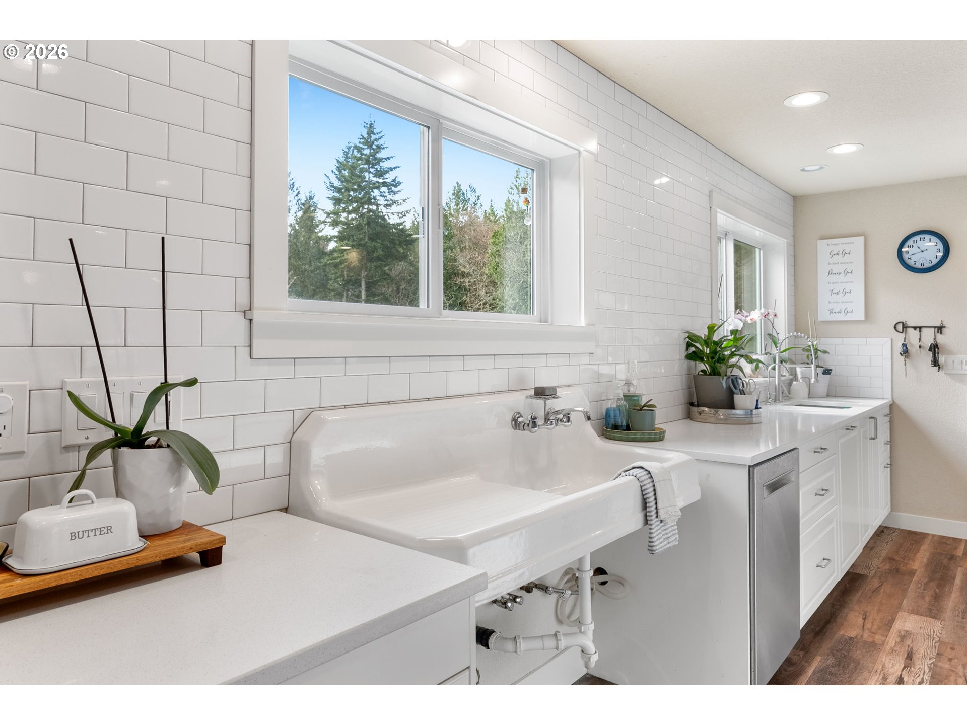 92 Rancho Del Oro Road Stevenson, WA 98648 - Photo 6 of 45 a bathroom with a sink and a bathtub