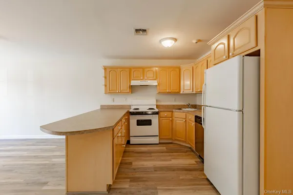 $3,000 | 105 Flurry Lane, West Babylon, NY 11704