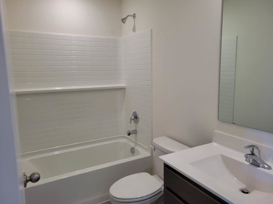 347 Summit Circle Lombard, IL 60148 - Photo 29 of 55 a bathroom with a sink toilet and bathtub