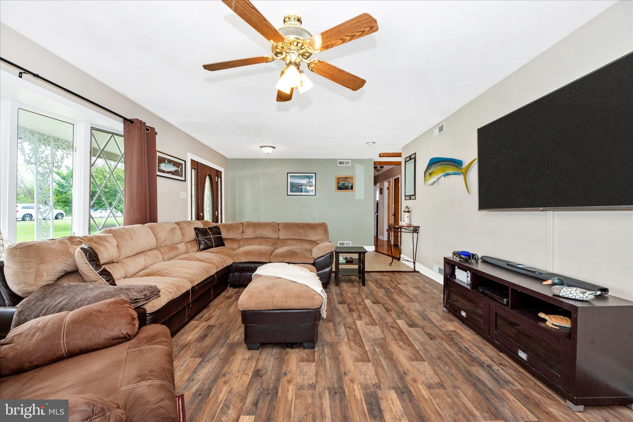 19845 Toms Road Boonsboro, MD 21713 - Photo 6 of 52 Living Room
