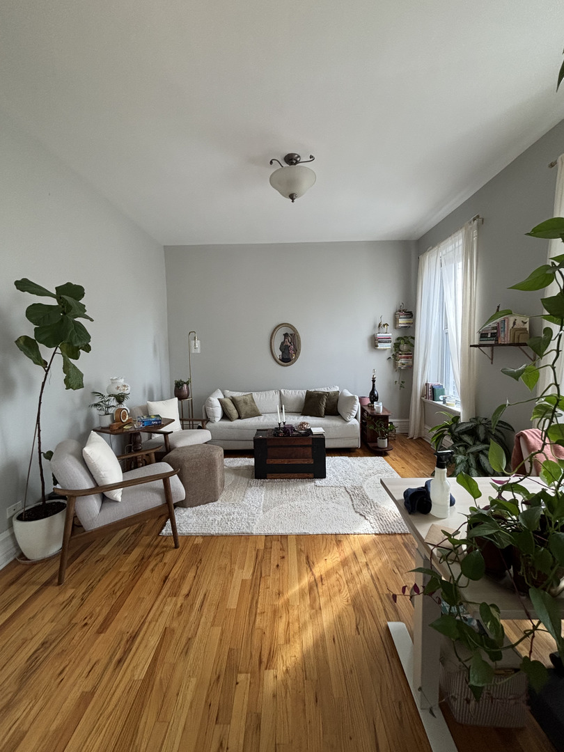 1259 West Fry Street, Unit 2S Chicago, IL 60642 - Photo 7 of 8 a living room with furniture