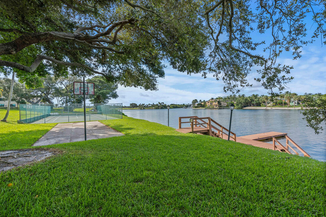 392 Golfview Road, Unit B North Palm Beach, FL 33408 - Photo 4 of 16 237_D4_3996341_3406238940_5