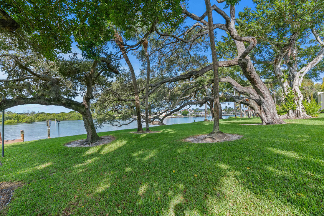 392 Golfview Road, Unit B North Palm Beach, FL 33408 - Photo 5 of 16 287_B2_3996341_3406238944_5