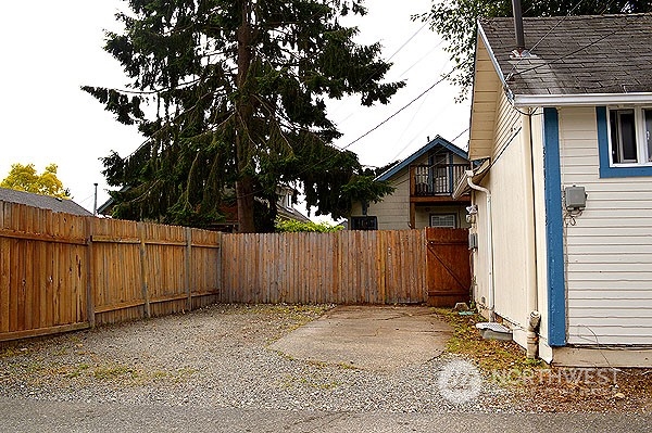 2707 Victor Place Everett, WA 98201 - Photo 26 of 30 a backyard of a house