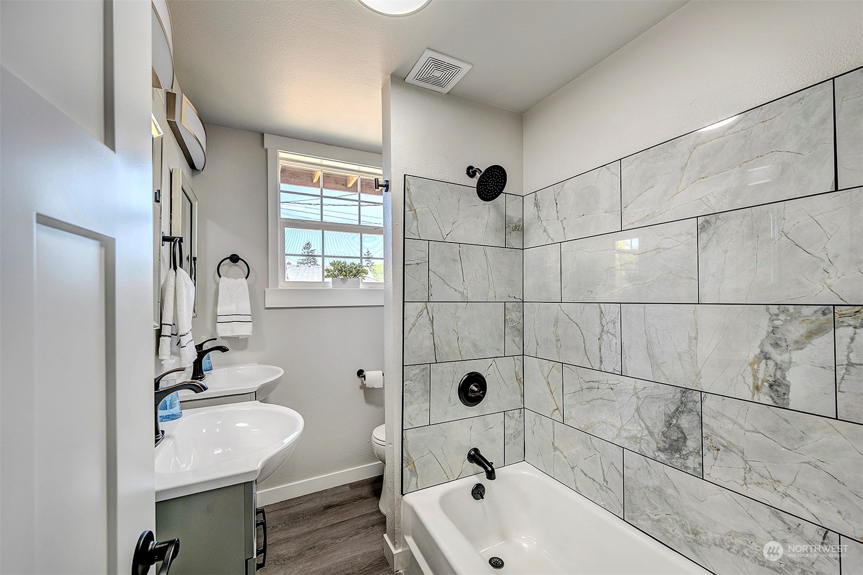 2707 Victor Place Everett, WA 98201 - Photo 10 of 30 a bathroom with a sink and a tub