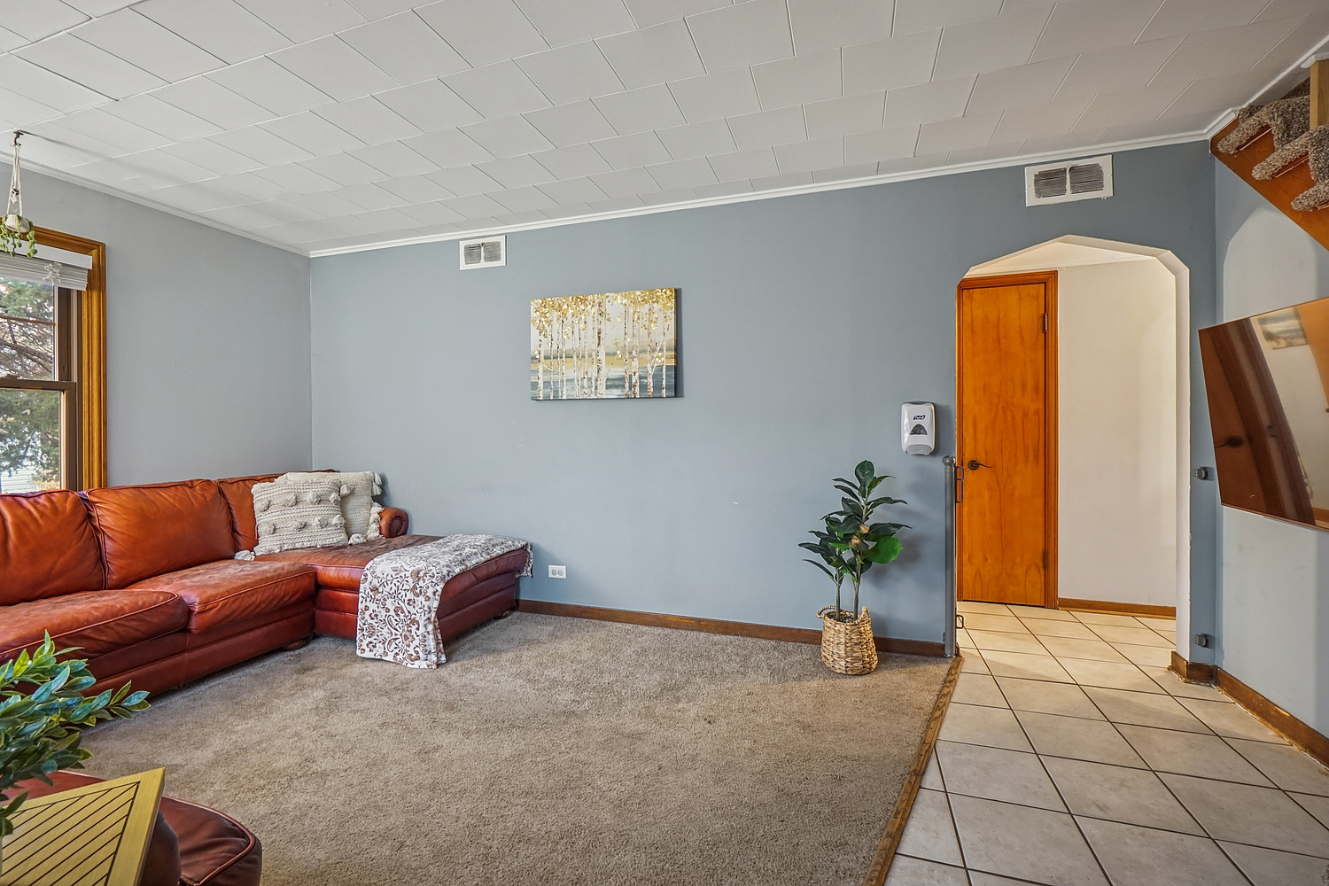 14317 Kilbourn Avenue Midlothian, IL 60445 - Photo 2 of 17 a living room with furniture and a potted plant