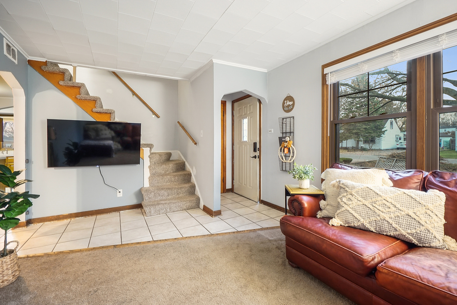 14317 Kilbourn Avenue Midlothian, IL 60445 - Photo 3 of 17 a living room with furniture and a flat screen tv