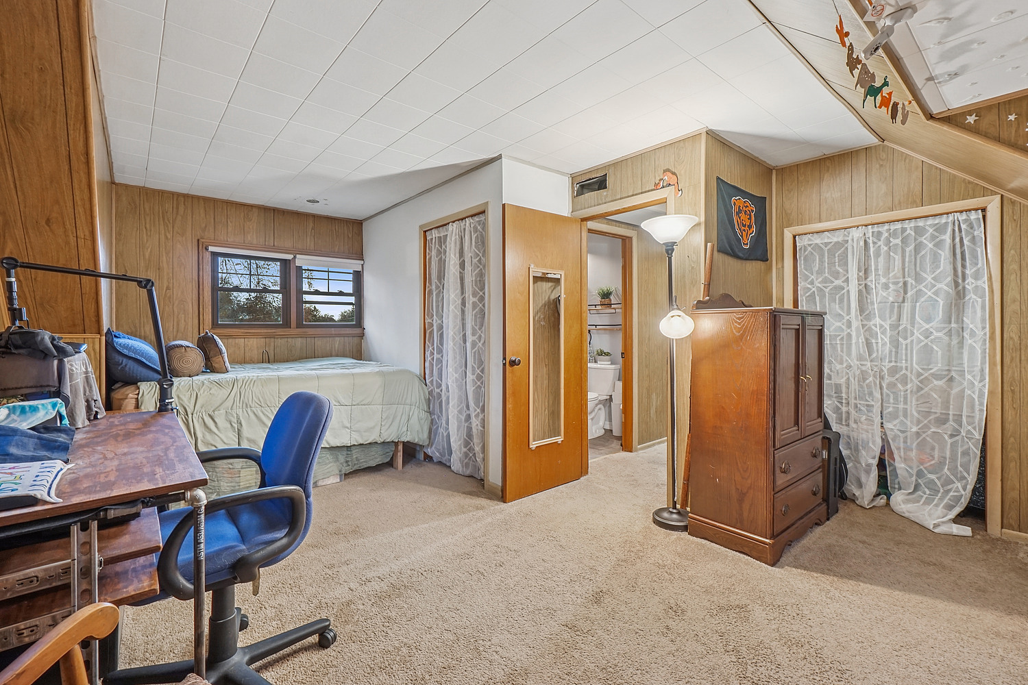 14317 Kilbourn Avenue Midlothian, IL 60445 - Photo 10 of 17 a view of a livingroom with furniture and a window