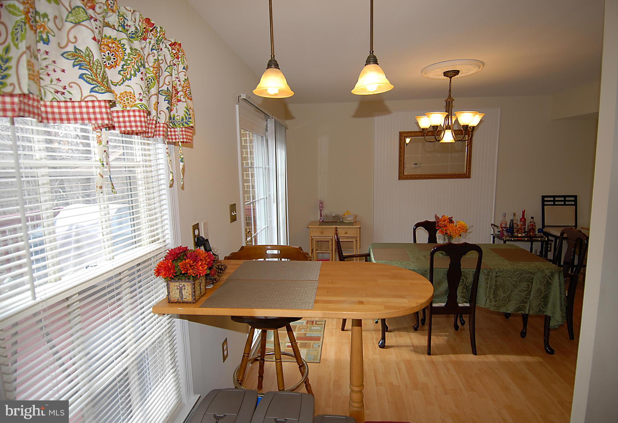 3247 Foothill Street Woodbridge, VA 22192 - Photo 10 of 26 Kitchen Breakfast Bar