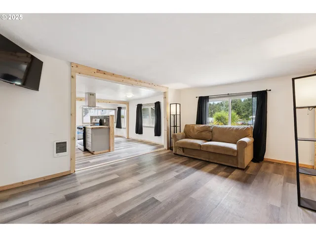 $269,999 | 89311 Sutton Lake Drive, Florence, OR 97439