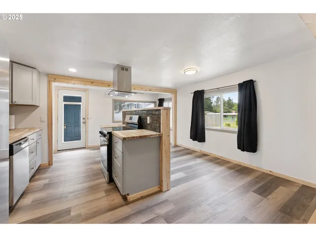 $269,999 | 89311 Sutton Lake Drive, Florence, OR 97439