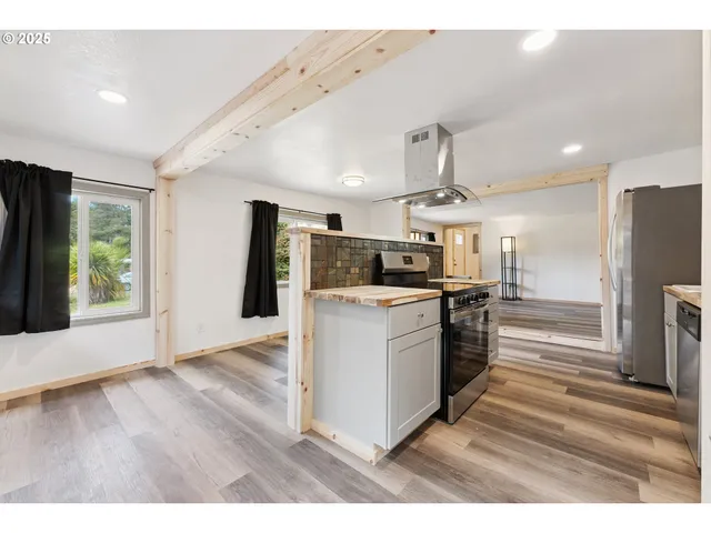 $269,999 | 89311 Sutton Lake Drive, Florence, OR 97439