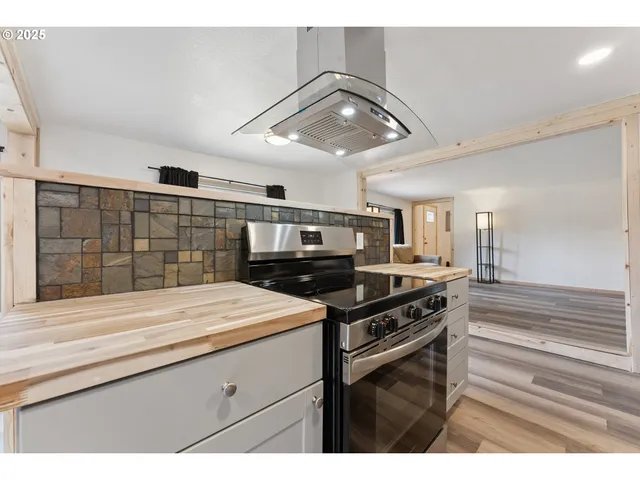 $269,999 | 89311 Sutton Lake Drive, Florence, OR 97439