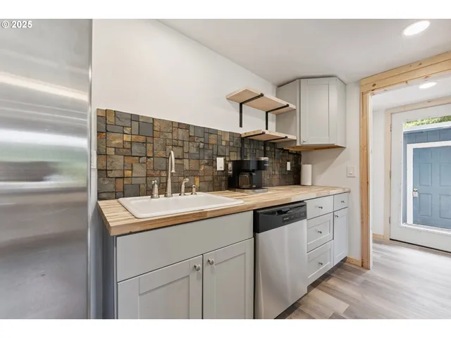 $269,999 | 89311 Sutton Lake Drive, Florence, OR 97439