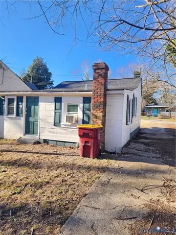 a house view with a outdoor space