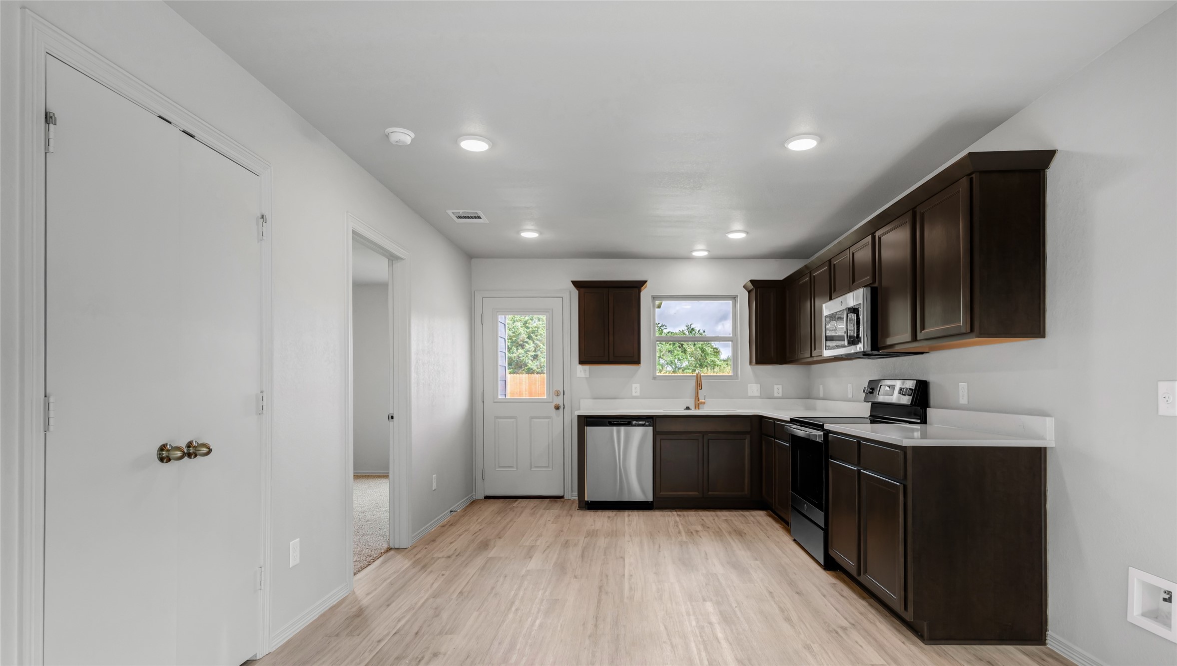 1643 Lucky Street Bryan, TX 77803 - Photo 8 of 14 **Photos are sample photos of similar plan. Colors and features might vary**