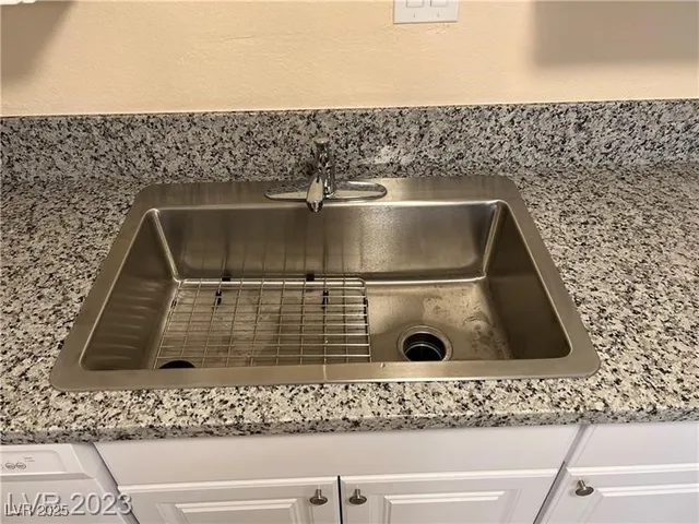 $1,600 | 539 East St Louis Avenue, Unit 209, Las Vegas, NV 89104