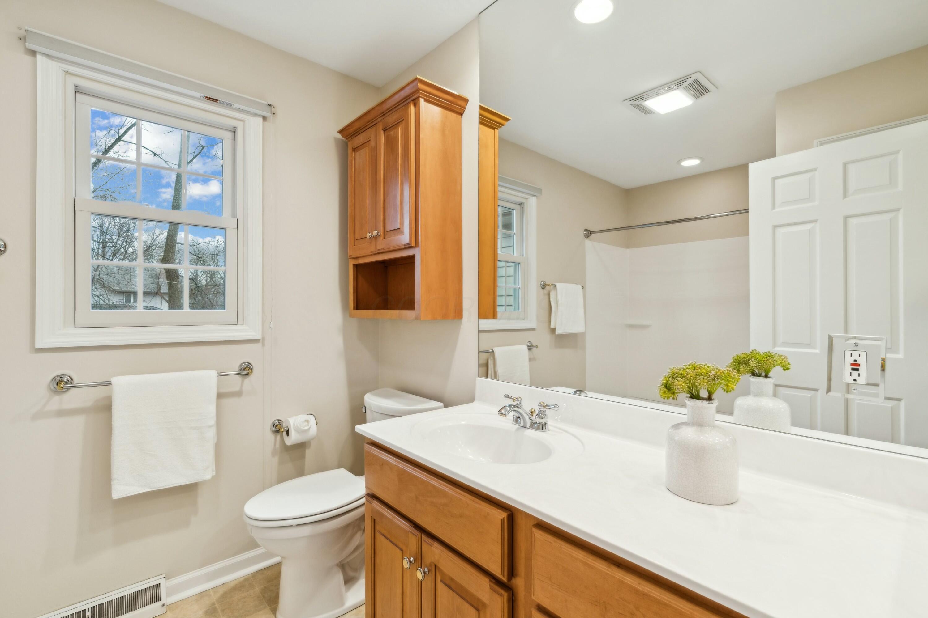 4052 Fenwick Road Columbus, OH 43220 - Photo 53 of 76 Hallway Bathroom