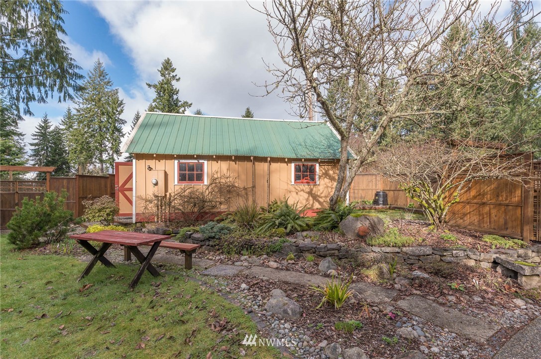 18109 Thorsen Road Southwest Vashon, WA 98070 - Photo 23 of 37 a backyard of a house with table and chairs