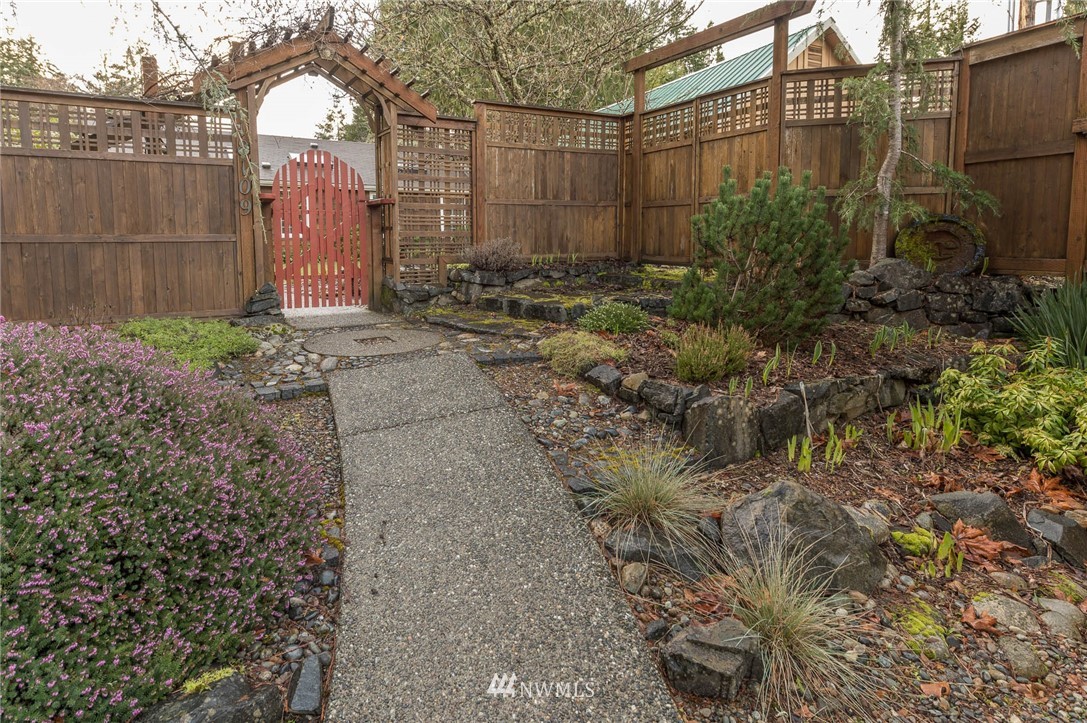 18109 Thorsen Road Southwest Vashon, WA 98070 - Photo 3 of 37 a backyard of a house