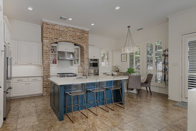 $850,000 | 55 Mason Pond Place, The Woodlands, TX 77381