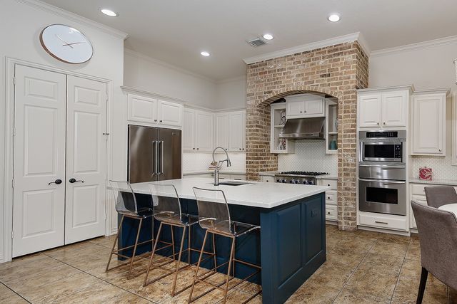 $850,000 | 55 Mason Pond Place, The Woodlands, TX 77381