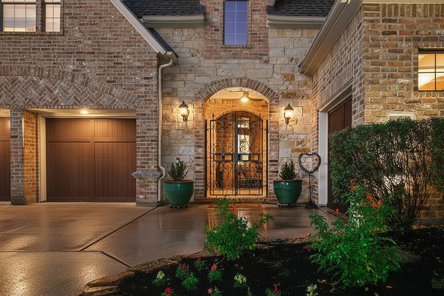 $850,000 | 55 Mason Pond Place, The Woodlands, TX 77381