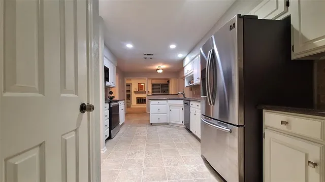a view of empty room with a ceiling fan and window