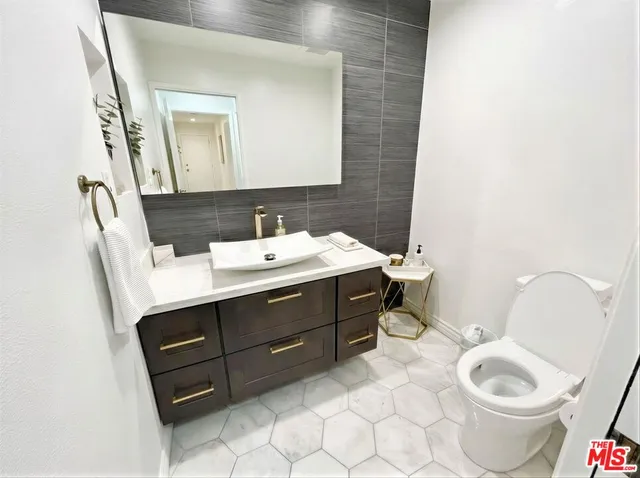 a view of entryway and hall