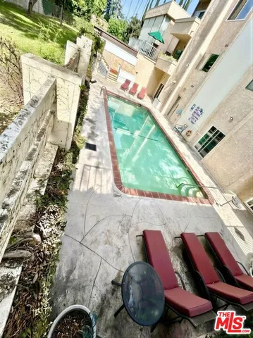 a view of backyard of the house