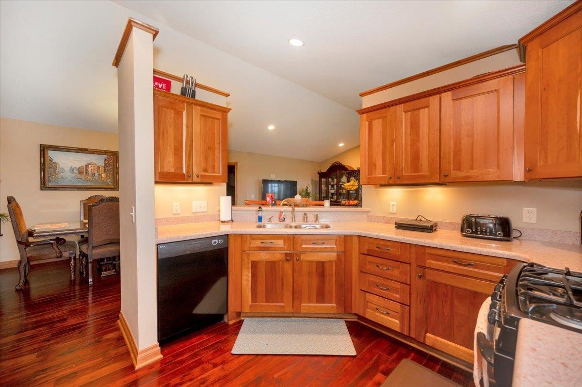 205 Bluffs Ridge Court Duluth, MN 55811 - Photo 8 of 37