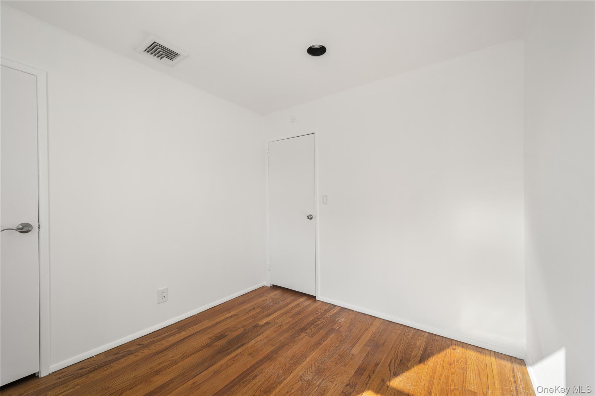 24 Elderberry Road Syosset, NY 11791 - Photo 23 of 48