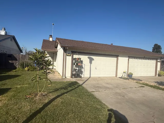 a view of a house with a porch and a yard