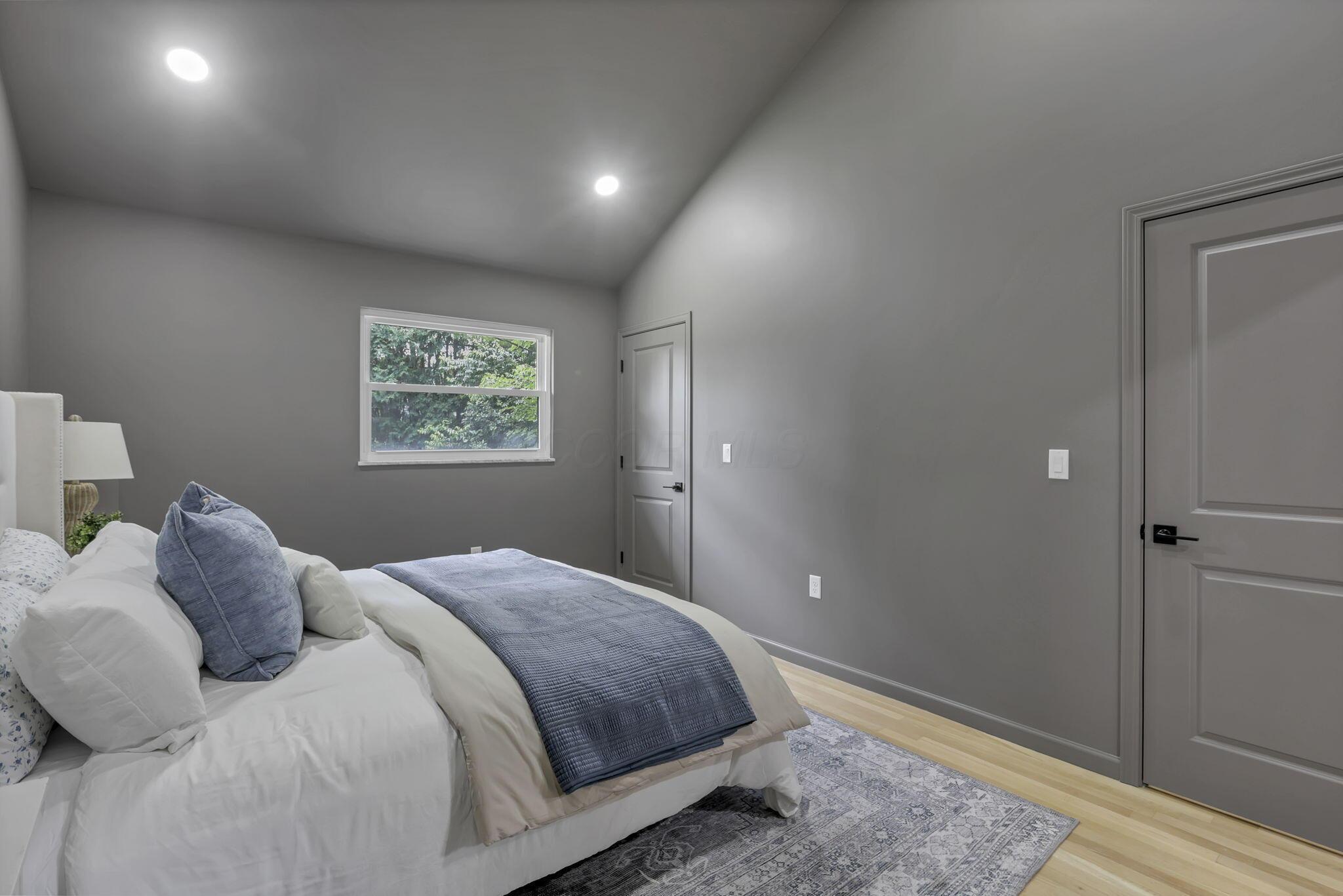 1285 Kingsgate Road Columbus, OH 43221 - Photo 22 of 50 Primary ensuite