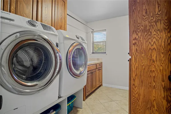 a view of entryway with washer and dryer