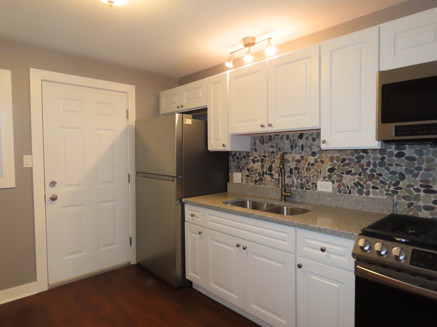 14830 Ketelaar Drive, Unit 4E Midlothian, IL 60445 - Photo 7 of 23 a kitchen with appliances a sink and cabinets