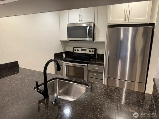 $2,500 | 10160 Northeast 137th Place, Unit 10160, Kirkland, WA 98034